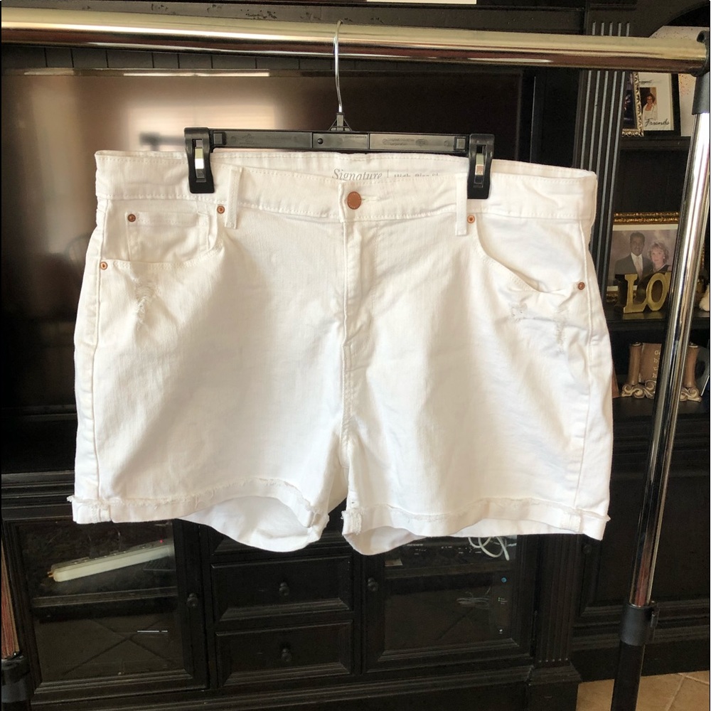 White Levi’s Shorts